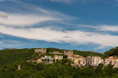 Carpinone. Carpinone, İtalya 'nın Molise eyaletinde yer alan bir şehirdir. Bu isim Carpino Nehri 'nden türemiştir. Merkezden ya da Carpinus bitkisinden..