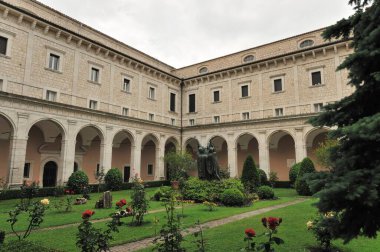 Montecassino Manastırı. Lazio 'daki Montecassino zirvesinde bulunan bir Benedikt manastırı..