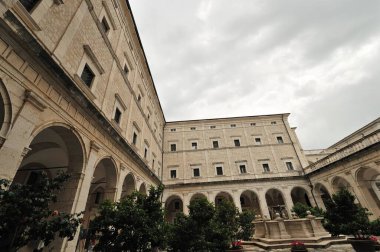 Montecassino Manastırı. Lazio 'daki Montecassino zirvesinde bulunan bir Benedikt manastırı..