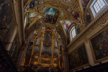 Montecassino Manastırı. Lazio 'daki Montecassino zirvesinde bulunan bir Benedikt manastırı..