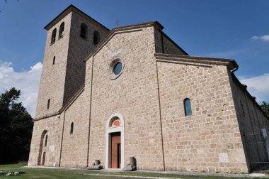 Rocchetta a Volturno, Isernia, Molise. S. Vincenzo al Volturno 'dan Benedictine Manastırı. Benedictine Manastırı, Yukarı Volturno Vadisi 'nde, Isernia ili bölgesinde yer alır..