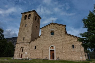 Rocchetta a Volturno, Isernia, Molise. S. Vincenzo al Volturno 'dan Benedictine Manastırı. Benedictine Manastırı, Yukarı Volturno Vadisi 'nde, Isernia ili bölgesinde yer alır..
