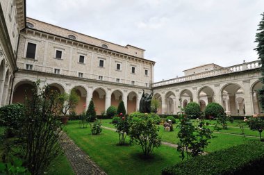 Montecassino Manastırı. Lazio 'daki Montecassino zirvesinde bulunan bir Benedikt manastırı..
