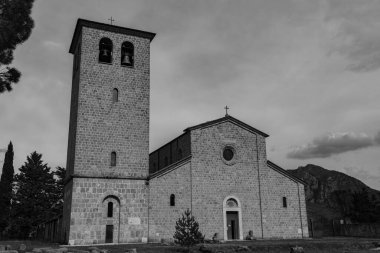 Rocchetta a Volturno, Isernia, Molise. S. Vincenzo al Volturno 'dan Benedictine Manastırı. Benedictine Manastırı, Yukarı Volturno Vadisi 'nde, Isernia ili bölgesinde yer alır..