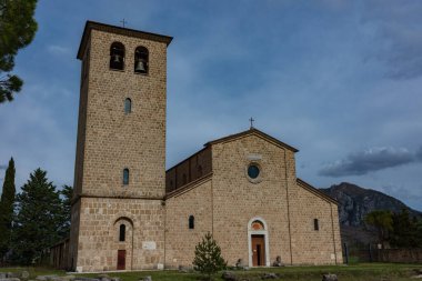 Rocchetta a Volturno, Isernia, Molise. S. Vincenzo al Volturno 'dan Benedictine Manastırı. Benedictine Manastırı, Yukarı Volturno Vadisi 'nde, Isernia ili bölgesinde yer alır..