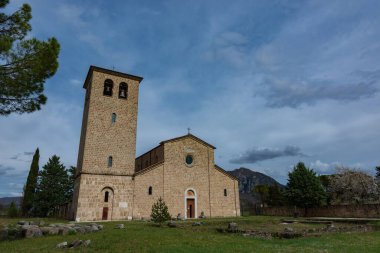 Rocchetta a Volturno, Isernia, Molise. S. Vincenzo al Volturno 'dan Benedictine Manastırı. Benedictine Manastırı, Yukarı Volturno Vadisi 'nde, Isernia ili bölgesinde yer alır..