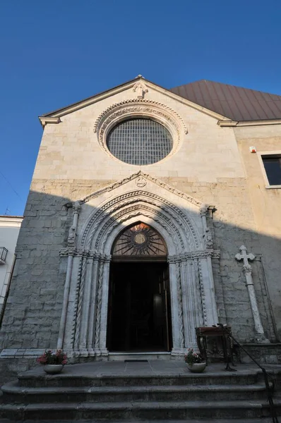 Agnone Isernia Molise 聖Emidio教会 アノーネのサンテミディオ教会は 14世紀のアノーネの彫刻芸術の素晴らしい証言です — ストック写真
