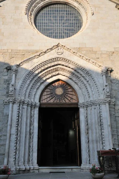阿格农 伊塞尼亚 莫利斯 圣埃米迪奥教堂 阿格农的圣埃米迪奥教堂是十四世纪阿格南雕塑艺术的辉煌见证 — 图库照片