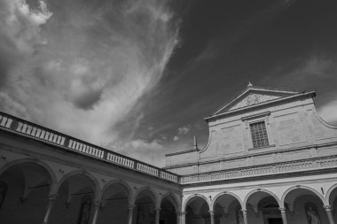 Montecassino Manastırı. Lazio 'daki Montecassino zirvesinde bulunan bir Benedikt manastırı..