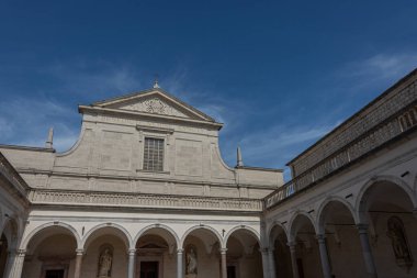Montecassino Manastırı. Lazio 'daki Montecassino zirvesinde bulunan bir Benedikt manastırı..