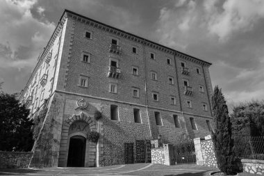 Montecassino Manastırı. Lazio 'daki Montecassino zirvesinde bulunan bir Benedikt manastırı..