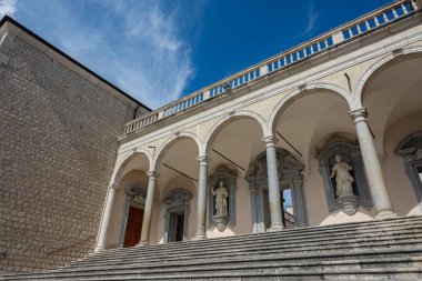 Montecassino Manastırı. Lazio 'daki Montecassino zirvesinde bulunan bir Benedikt manastırı..