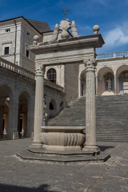 Montecassino Manastırı. Lazio 'daki Montecassino zirvesinde bulunan bir Benedikt manastırı..