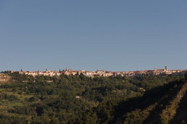 Agnone, Isernia, Molise. Panorama. Agnone (İtalyanca: Agnune), İtalya 'nın Molise eyaletinde yer alan bir şehirdir..