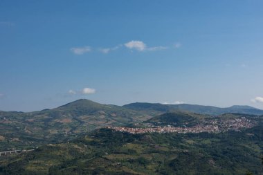 Agnone, Isernia, Molise. Panorama. Agnone (İtalyanca: Agnune), İtalya 'nın Molise eyaletinde yer alan bir şehirdir..