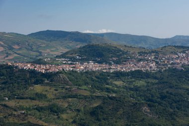 Agnone, Isernia, Molise. Panorama. Agnone (İtalyanca: Agnune), İtalya 'nın Molise eyaletinde yer alan bir şehirdir..
