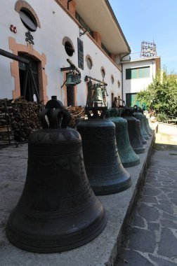 Agnone, Isernia, Molise. Çanlar. Agnone (İtalyanca: Agnune), İtalya 'nın Molise eyaletinde yer alan bir şehirdir..