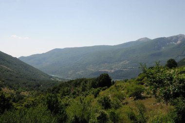 Abruzzo, Lazio ve Molise Ulusal Parkı 'nın Dağları. Val Fondillo. Harika bir yaz manzarası.
