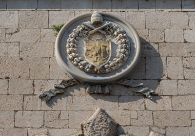 Montecassino Manastırı. Lazio 'daki Montecassino zirvesinde bulunan bir Benedikt manastırı..