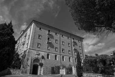 Montecassino Manastırı. Lazio 'daki Montecassino zirvesinde bulunan bir Benedikt manastırı..