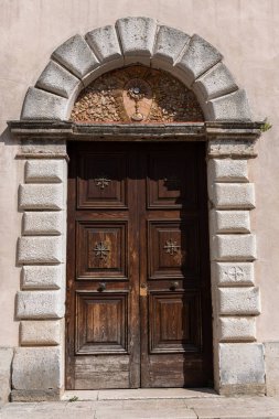 Isernia, Molise. Santa Chiara Kilisesi. Ana cephe görüntüsü.