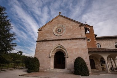 Assisi, Nostra Sinyora delle Rose. Porziuncola 'nın tutulduğu Aziz Maria degli Angeli Bazilikası' nın sınırında gerçek bir huzur cenneti..