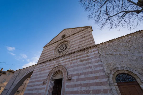 Assisi, Perugia, Umbria. Basilica of Santa Chiara, an important place of worship in the historic center of Assisi, built in Italian Gothic style in 1265.