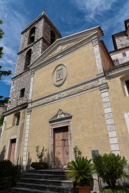 Carpinone. Carpinone, İtalya 'nın Molise eyaletinde yer alan bir şehirdir. Bu isim Carpino Nehri 'nden türemiştir. Merkezden ya da Carpinus bitkisinden..