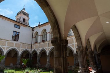 Teano, Campania, Sant 'Antonio da Padova Manastırı. Teano Manastırı 'nın temeli 14. yüzyılın ilk yarısına dayanır..