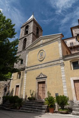 Carpinone. Carpinone, İtalya 'nın Molise eyaletinde yer alan bir şehirdir. Bu isim Carpino Nehri 'nden türemiştir. Merkezden ya da Carpinus bitkisinden..