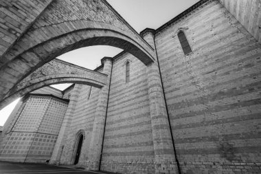 Assisi, Perugia, Umbria. Santa Chiara Bazilikası, Assisi 'nin tarihi merkezinde önemli bir ibadethane, İtalyan Gotik tarzında 1265 yılında inşa edilmiştir..