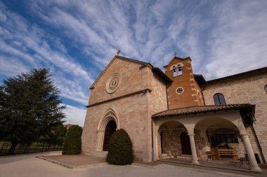 Assisi, Nostra Sinyora delle Rose. Porziuncola 'nın tutulduğu Aziz Maria degli Angeli Bazilikası' nın sınırında gerçek bir huzur cenneti..