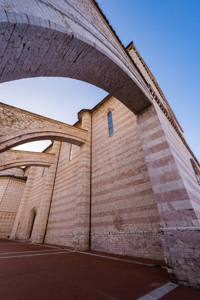 Ассизи, Перуджа, Умбрия. Базилика Санта-Кьяра, важное место поклонения в историческом центре Ассизи, построена в итальянском готическом стиле в 1265 году.