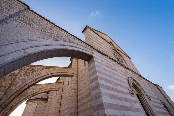 Assisi, Perugia, Umbria. Santa Chiara Bazilikası, Assisi 'nin tarihi merkezinde önemli bir ibadethane, İtalyan Gotik tarzında 1265 yılında inşa edilmiştir..