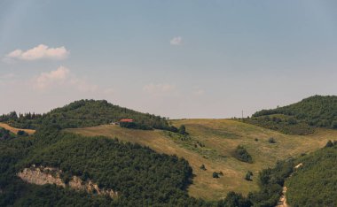 Monti Sibillini, panorama. Umbria-Marche Apennines 'teki Gran Sasso, Maiella ve Velino-Sirente' den sonra kıtasal Apeninlerin dördüncü en yüksek dağ kitlesidir.