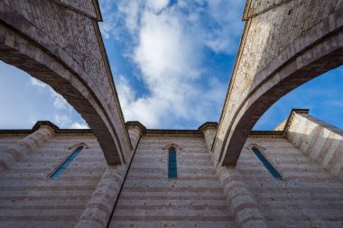 Assisi, Perugia, Umbria. Santa Chiara Bazilikası, Assisi 'nin tarihi merkezinde önemli bir ibadethane, İtalyan Gotik tarzında 1265 yılında inşa edilmiştir..