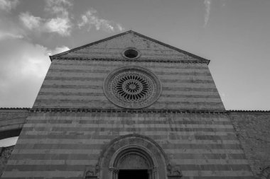 Assisi, Perugia, Umbria. Santa Chiara Bazilikası, Assisi 'nin tarihi merkezinde önemli bir ibadethane, İtalyan Gotik tarzında 1265 yılında inşa edilmiştir..