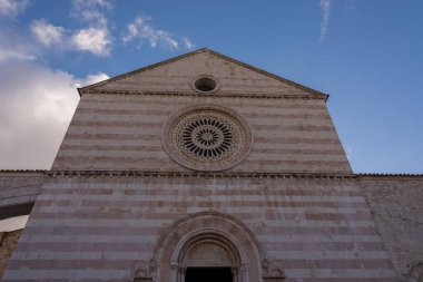 Assisi, Perugia, Umbria. Santa Chiara Bazilikası, Assisi 'nin tarihi merkezinde önemli bir ibadethane, İtalyan Gotik tarzında 1265 yılında inşa edilmiştir..