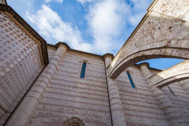 Assisi, Perugia, Umbria. Santa Chiara Bazilikası, Assisi 'nin tarihi merkezinde önemli bir ibadethane, İtalyan Gotik tarzında 1265 yılında inşa edilmiştir..