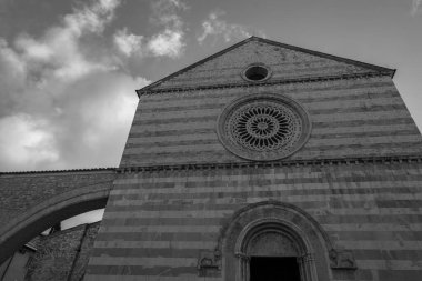 Assisi, Perugia, Umbria. Santa Chiara Bazilikası, Assisi 'nin tarihi merkezinde önemli bir ibadethane, İtalyan Gotik tarzında 1265 yılında inşa edilmiştir..