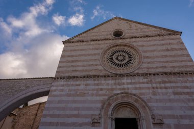 Assisi, Perugia, Umbria. Santa Chiara Bazilikası, Assisi 'nin tarihi merkezinde önemli bir ibadethane, İtalyan Gotik tarzında 1265 yılında inşa edilmiştir..