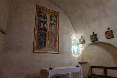 Assisi, San Damiano Kilisesi. San Damiano Kilisesi, St. Clare 'in öldüğü ve St. Francis' in dönüşümü bulduğu yer..