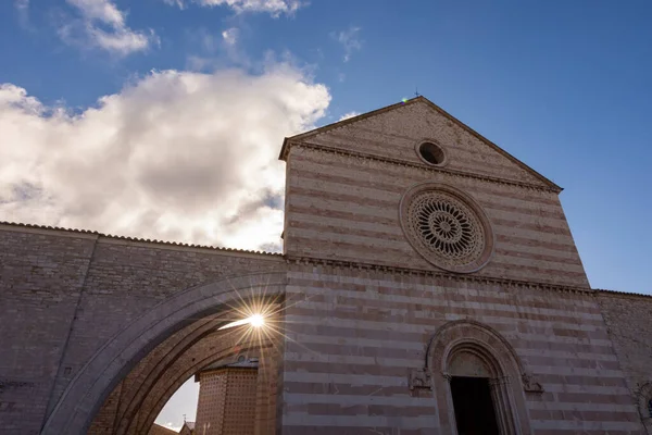 Assisi, Perugia, Umbria. Basilica of Santa Chiara, an important place of worship in the historic center of Assisi, built in Italian Gothic style in 1265.