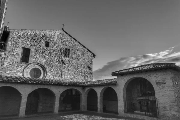 アッシジ サンダミアーノの教会 ダミアーノ教会は 聖クレアが死んだ場所であり 聖フランシスが回心を見つけた場所です — ストック写真