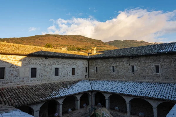 Assisi, San Damiano Kilisesi. San Damiano Kilisesi, St. Clare 'in öldüğü ve St. Francis' in dönüşümü bulduğu yer..