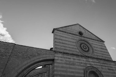 Assisi, Perugia, Umbria. Santa Chiara Bazilikası, Assisi 'nin tarihi merkezinde önemli bir ibadethane, İtalyan Gotik tarzında 1265 yılında inşa edilmiştir..