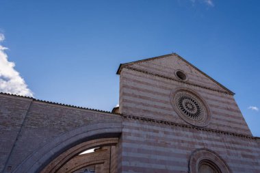 Assisi, Perugia, Umbria. Santa Chiara Bazilikası, Assisi 'nin tarihi merkezinde önemli bir ibadethane, İtalyan Gotik tarzında 1265 yılında inşa edilmiştir..