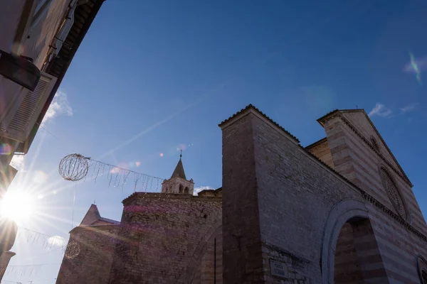 Assisi, Perugia, Umbria. Basilica of Santa Chiara, an important place of worship in the historic center of Assisi, built in Italian Gothic style in 1265.