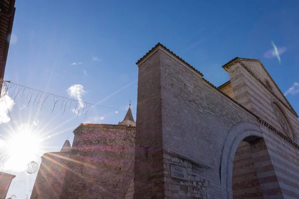 ペルージャ ウンブリア アッシジの歴史的中心部に位置するサンタ キアラ大聖堂は 1265年にイタリアゴシック様式で建てられました — ストック写真