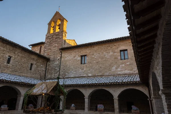 Assisi, San Damiano Kilisesi. San Damiano Kilisesi, St. Clare 'in öldüğü ve St. Francis' in dönüşümü bulduğu yer..